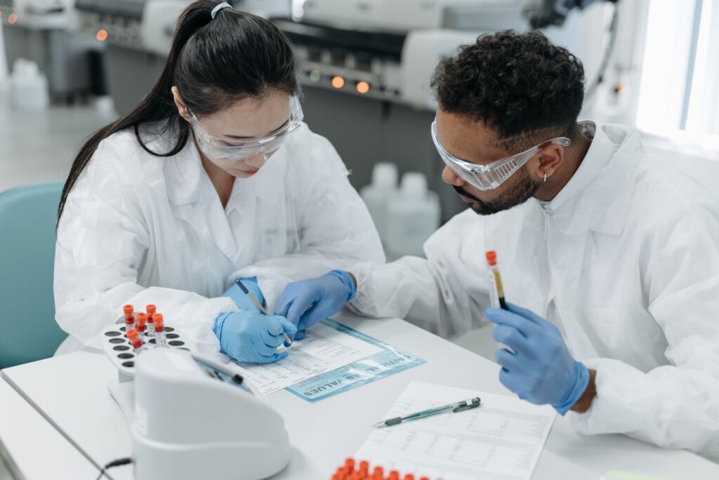 Onderzoekers bespreken samen een dataset