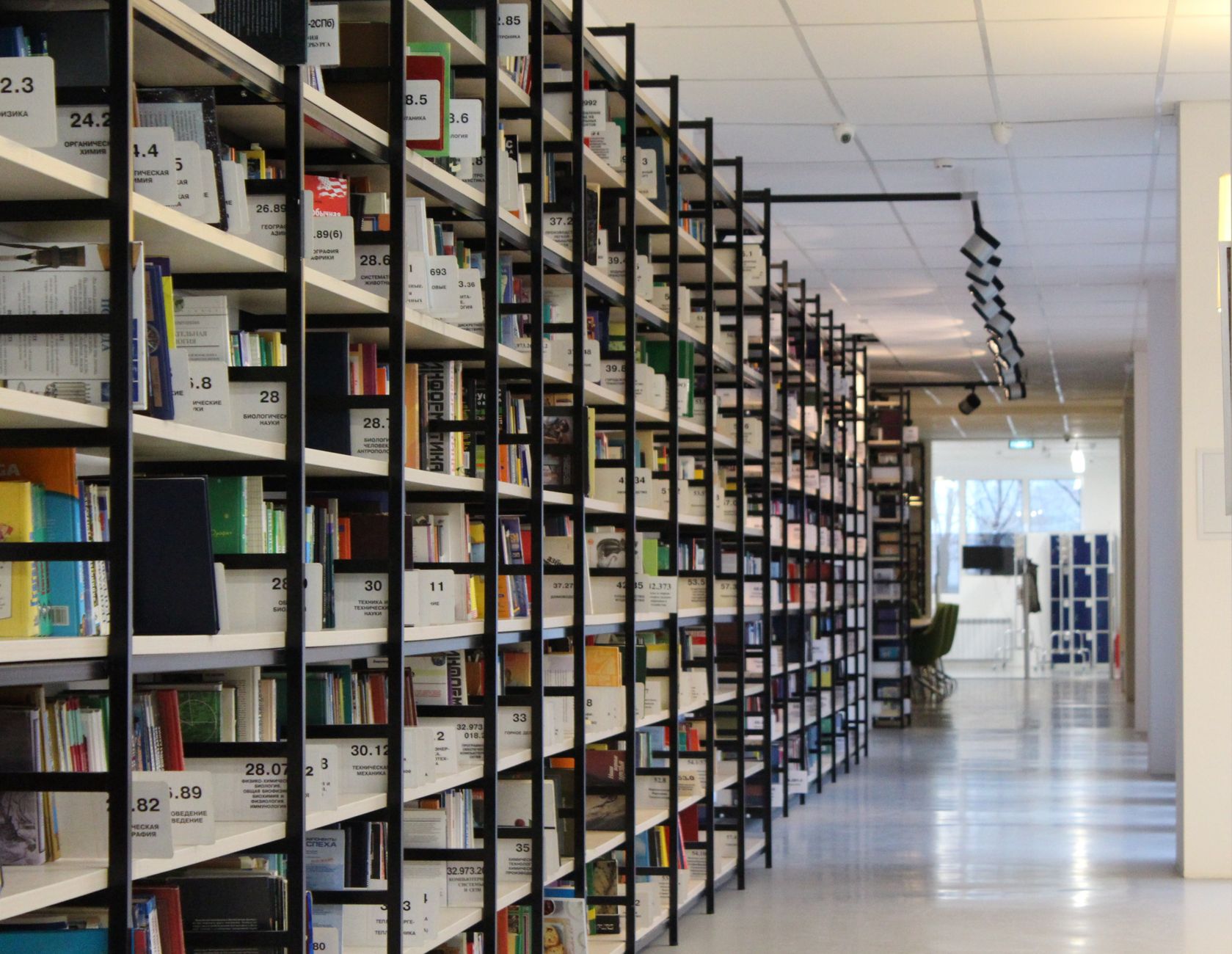 Leeszaal met naslagwerken over besluitvorming