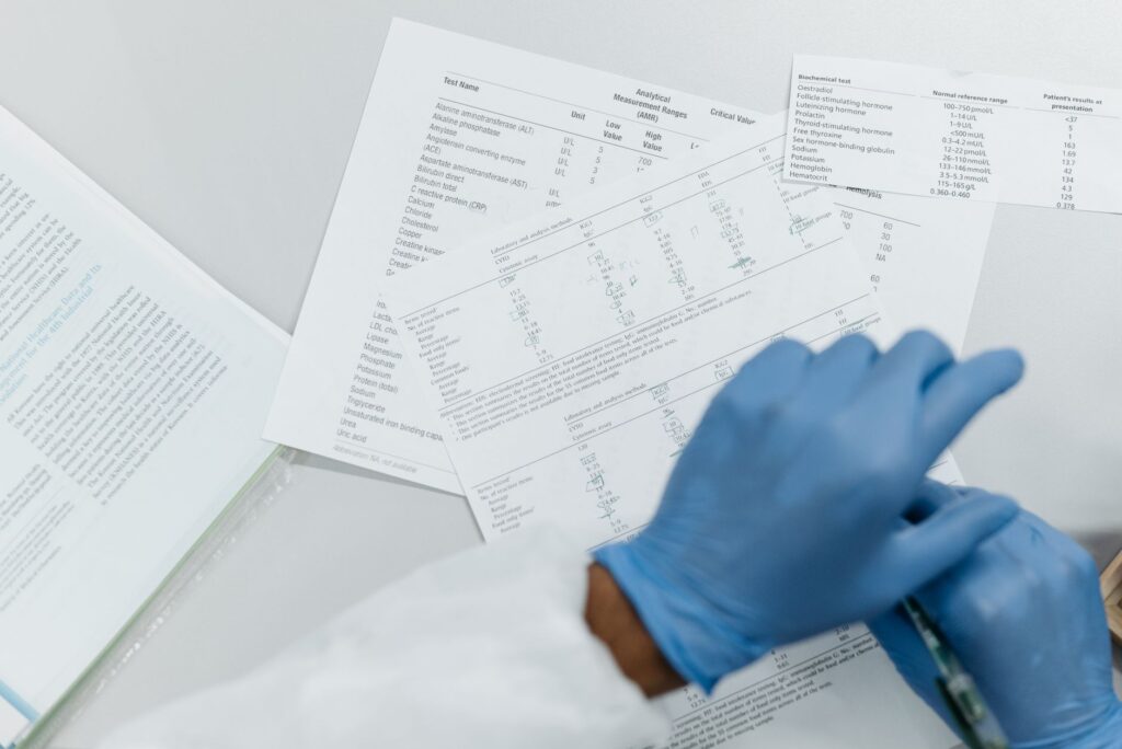 Onderzoeker analyseert een dataset op een beeldscherm